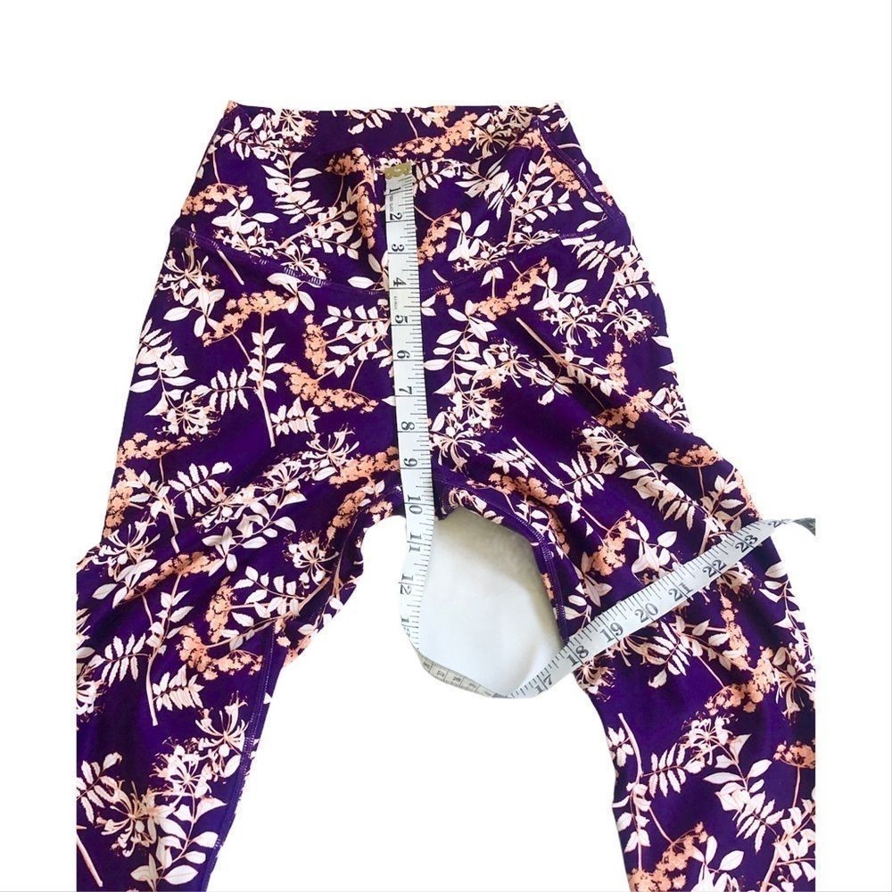 Fabletics Mid Rise PowerHold Capri - Picture 7 of 12